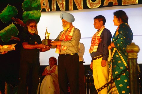 Kendriya Vidyalaya NFR Maligaon : Annual Day Celebration 2014: The Pearson Award is being presented by Sri R.S.Virdi, General Manager, NFR Maligaon and Chairman VMC K.V.NFR Maligaon