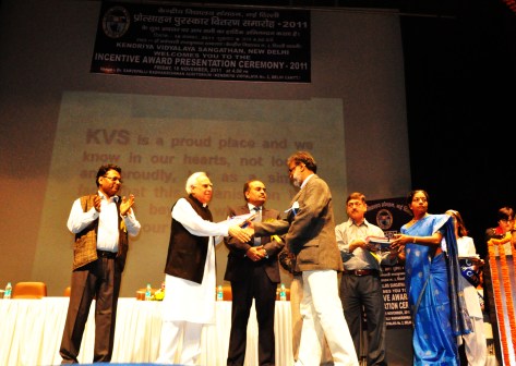 Receiving the KVS National Incentive Award 2011 from Shri Kapil Sibal,Hon'ble Minister of Human Resources & Development Government of India & Chairman KVS in New Delhi on 18 November 2011.